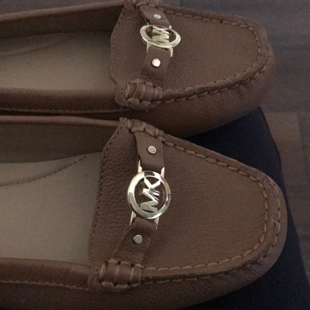 Women’s flat shoes, very comfy to wear, and only used ones.